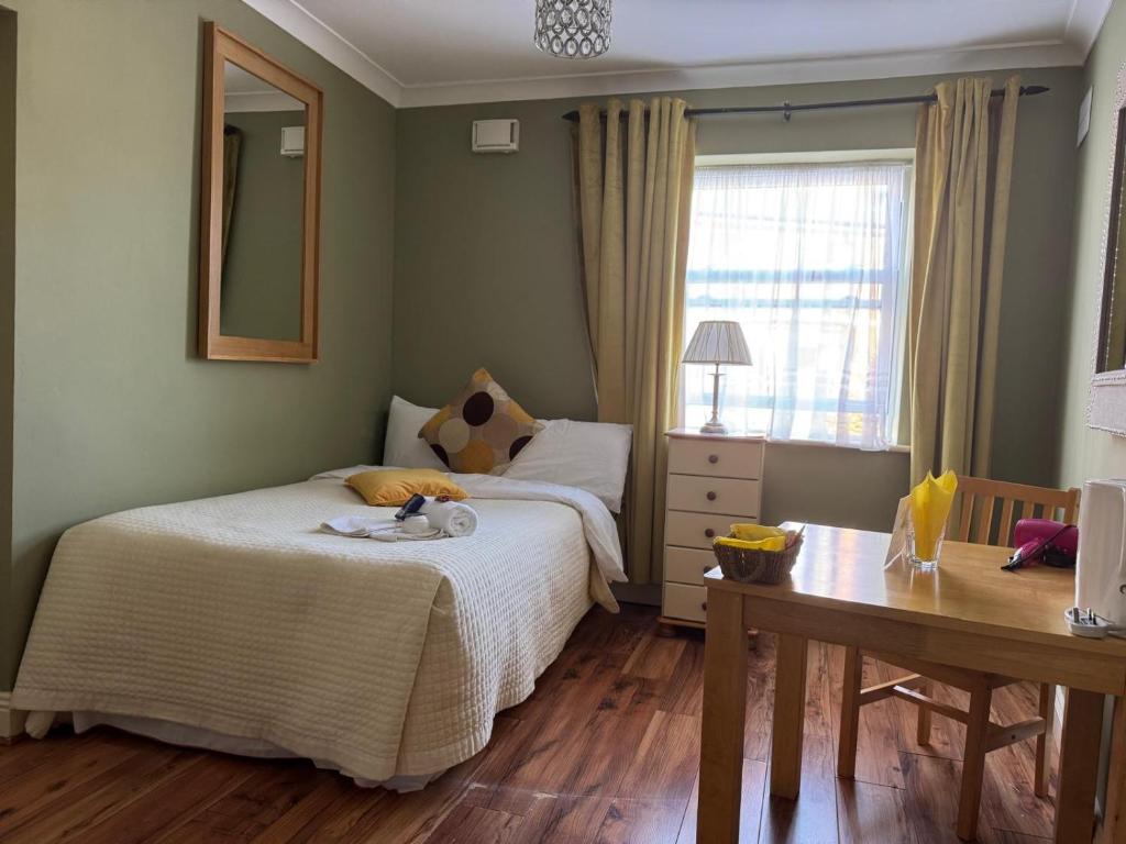 Postel nebo postele na pokoji v ubytování Donnybrook Hall