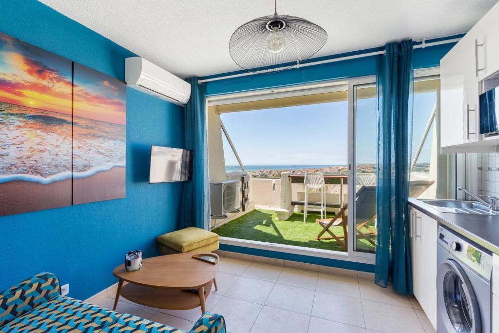 une cuisine avec une table et une buanderie avec une fenêtre dans l'établissement Roof Top Port nature, au Cap d'Agde