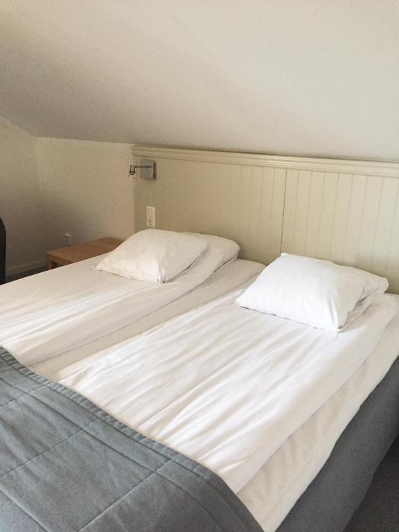 Postel nebo postele na pokoji v ubytování Adels Hotel