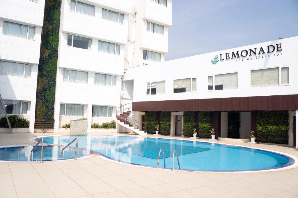 Bazén v ubytování Hotel Holiday Resort nebo v jeho okolí