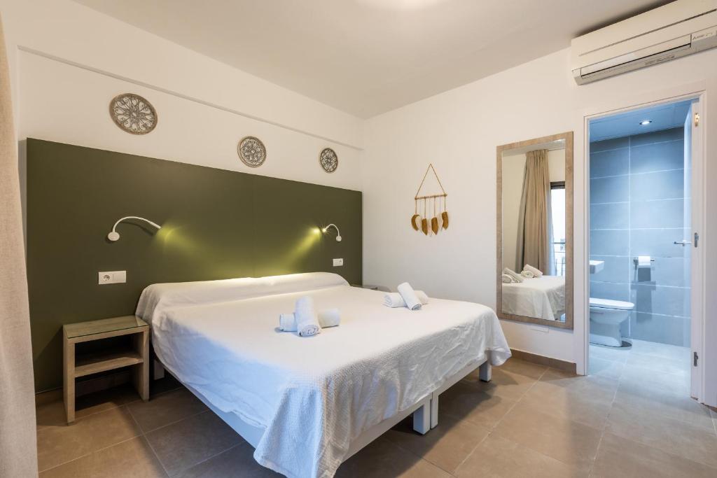 Postel nebo postele na pokoji v ubytování Hostal Alicante