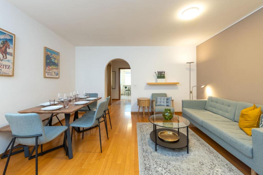 Posezení v ubytování Cozy Central Duplex Garden & Family Comfort