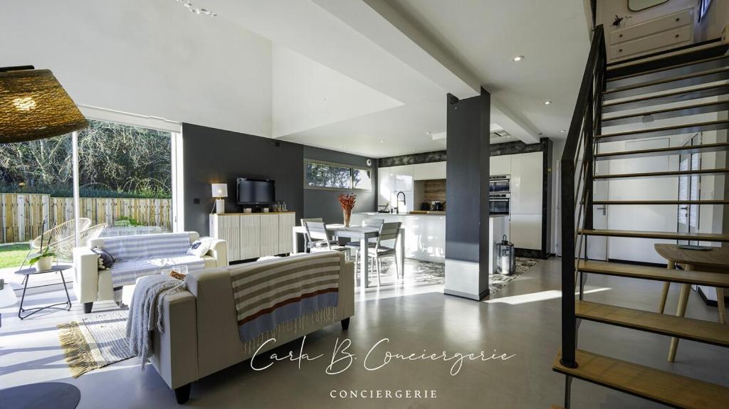 un salon avec une cuisine et une salle à manger dans l'établissement GWENN HA DU Maison proche plage et GR34, à Concarneau