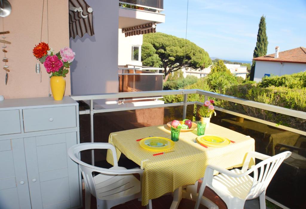 d'une petite table et de deux chaises sur un balcon. dans l'établissement Joli studio cabine Vue Mer dans une Résidence avec Piscine, à Cavalaire-sur-Mer