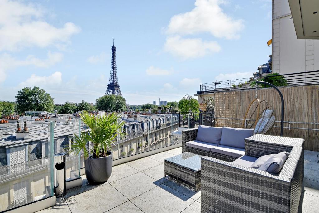 un balcon avec vue sur la tour Eiffel dans l'établissement Vue exceptionnelle sur la tour Eiffel, à Paris