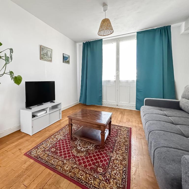 un salon avec un canapé et une table basse dans l'établissement Appartement Lumineux, Proche Centre Dijon, à Dijon