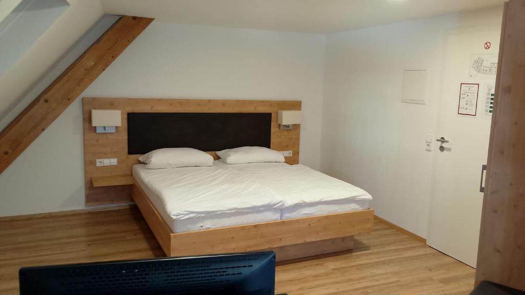 Postel nebo postele na pokoji v ubytování Hotel Zum Rebstock