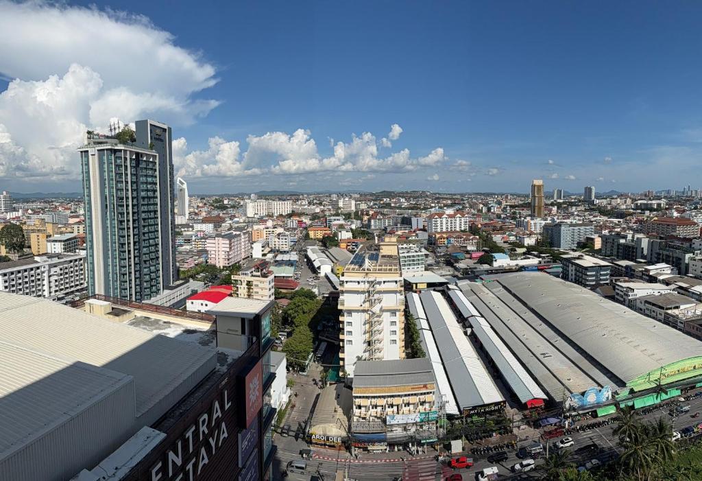 Nespecifikovaný výhled na destinaci Pattaya Central nebo výhled na město při pohledu z aparthotelu
