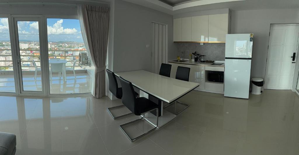 Kuchyň nebo kuchyňský kout v ubytování Pattaya Beach View Talay 6 by AEGEAN Suite Condo