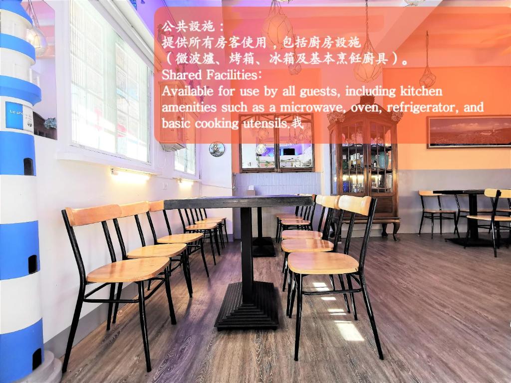 Restaurace v ubytování 燈塔情人海景民宿