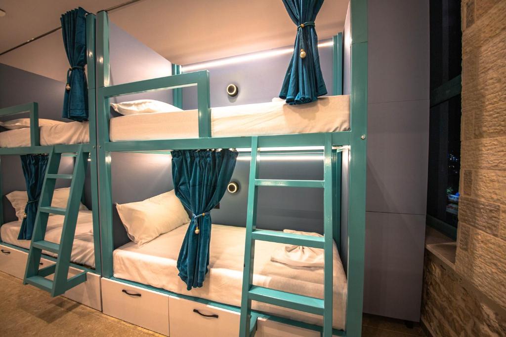 Palanda nebo palandy na pokoji v ubytování Vega 43 Hostel