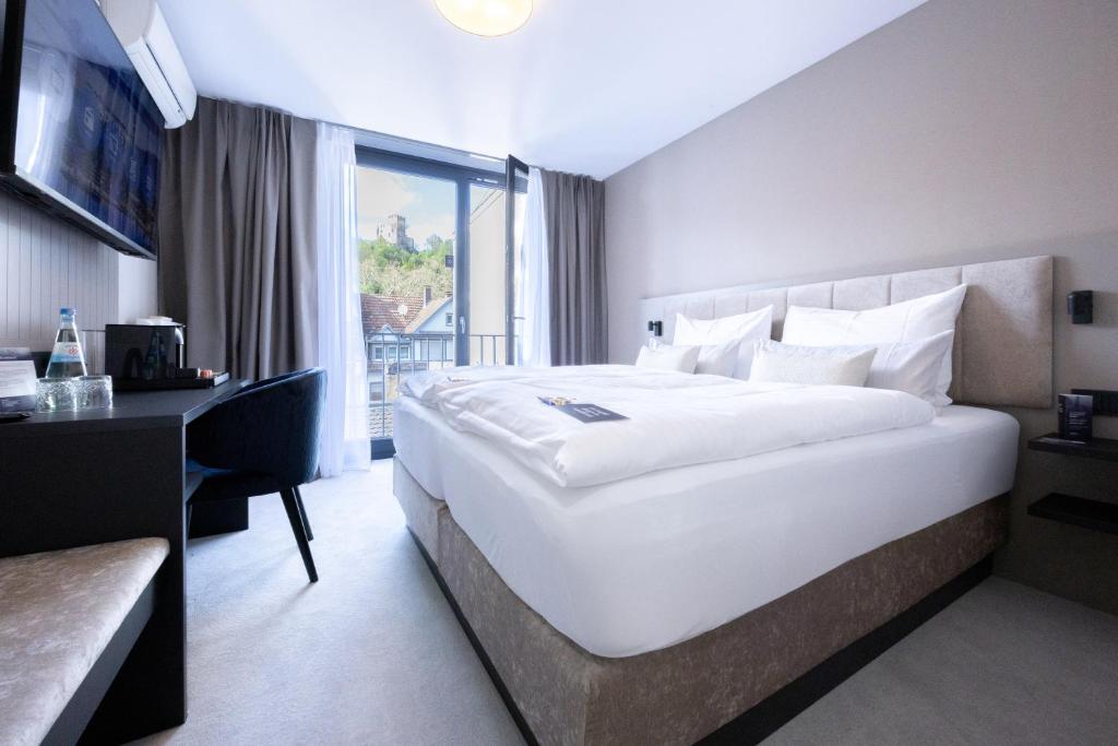 Postel nebo postele na pokoji v ubytování Hotel Kronjuwel by BRIGHT - NEU RENOVIERT - NEWLY RENOVATED