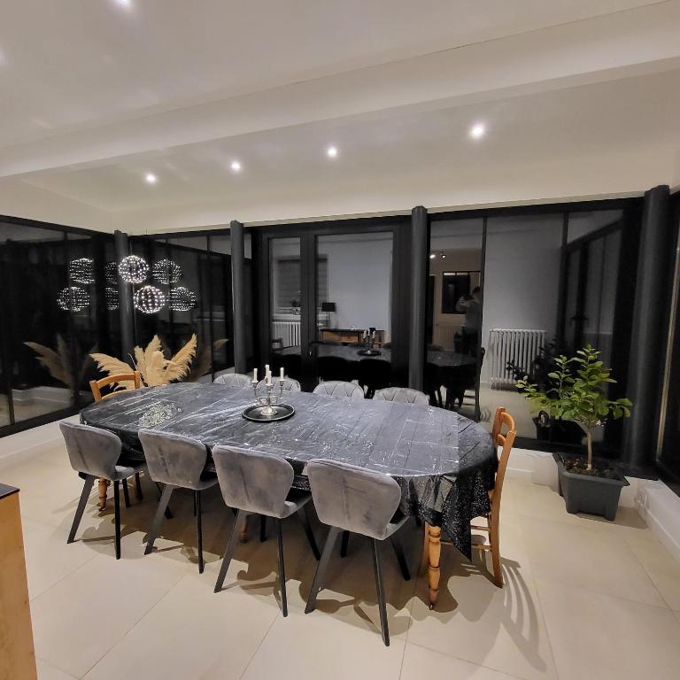 une salle à manger avec une table et des chaises bleues dans l'établissement Tranquilizen, à Chartres