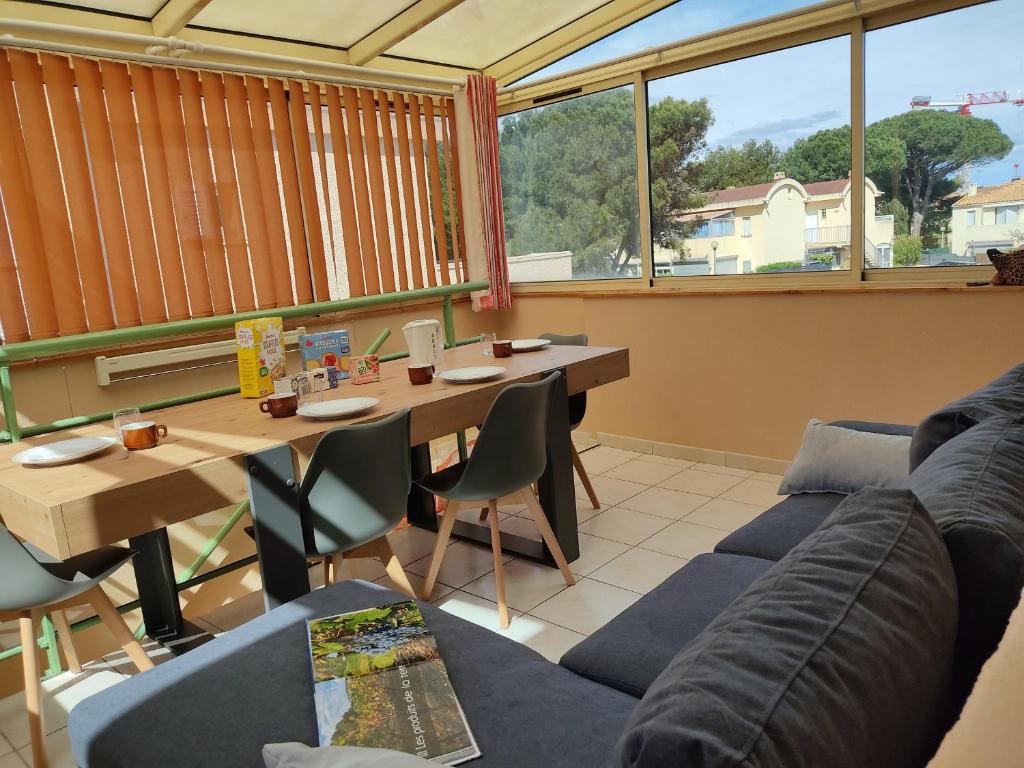 un salon avec une table et un canapé dans l'établissement Gruissan - T2 Mezzanine Climatisé - 6 Pers - Parking Proche Plage - FR-1-796-87, à Gruissan