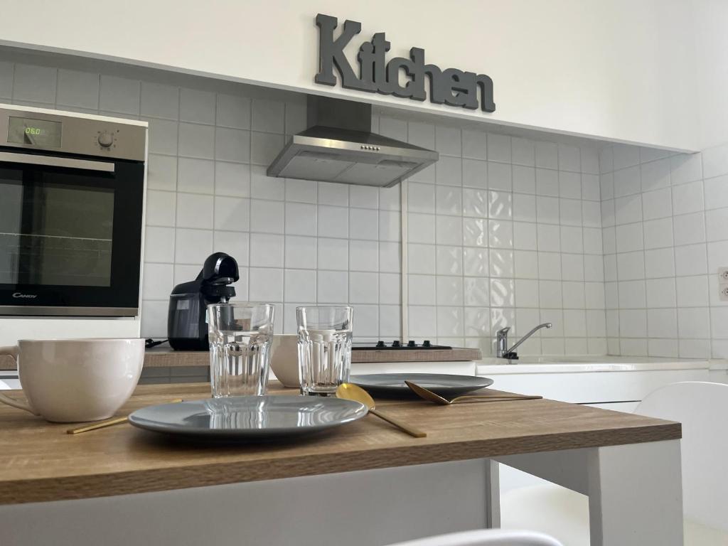 - une cuisine avec une table et des verres dans l'établissement Aux 138 bis, à Carcassonne