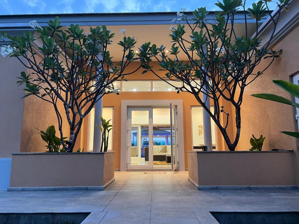 Ban Nong ChaengにあるPattaya Serenity Oasis 8BR Pool Villa for Great Vacationsの戸前二本の家