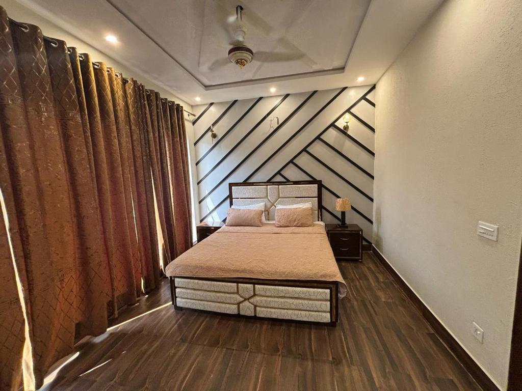 Giường trong phòng chung tại Cozy 3BDR Kitchen Lounges DHA phase 9 Lahore