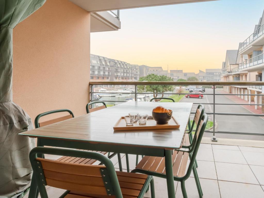 une table et des chaises sur un balcon avec vue dans l'établissement Apartment Blue Bay-1 by Interhome, à Deauville
