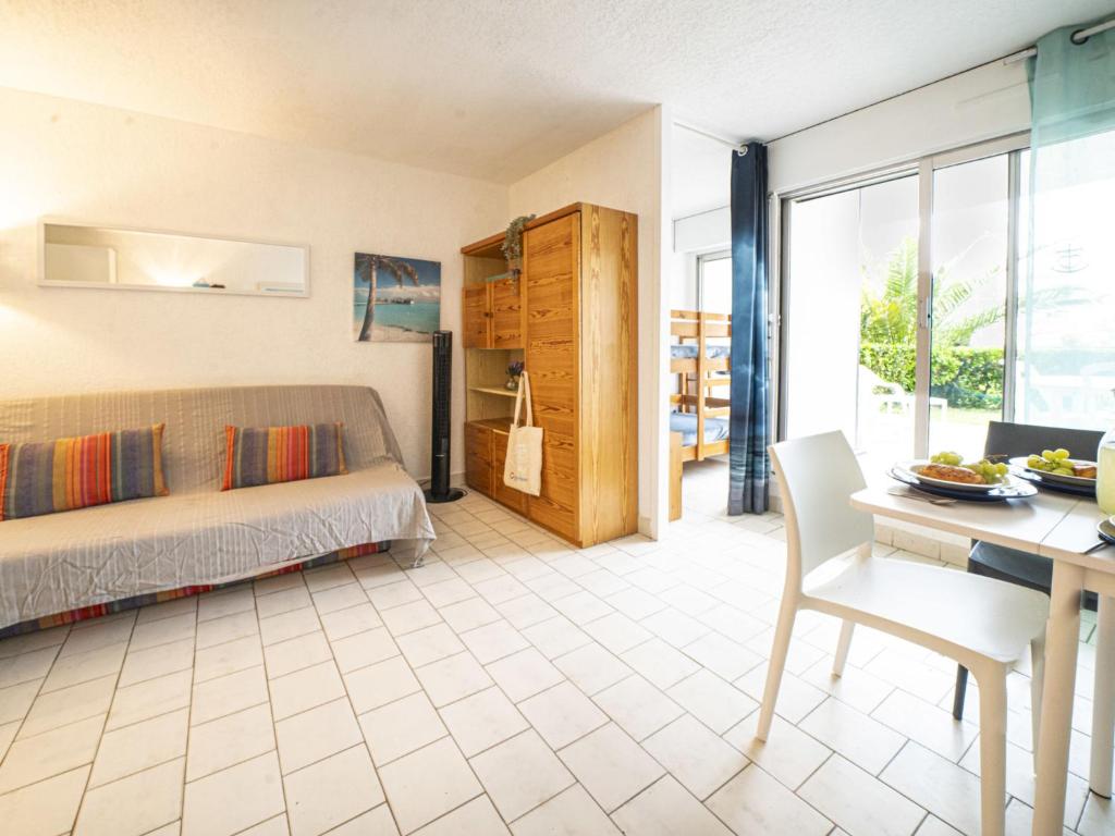 une chambre avec un lit, une table et un bureau dans l'établissement Studio Ulysse Plage-4 by Interhome, à La Grande Motte