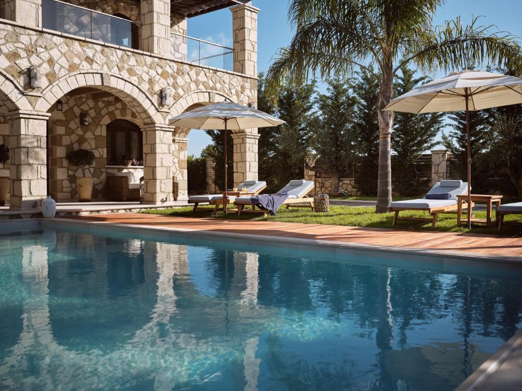 Bazén v ubytování Casa Di Pietra, a Private Retreat with Heated Pool, By ThinkVilla nebo v jeho okolí