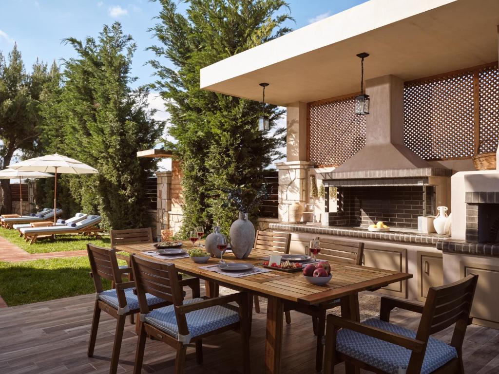 Patio nebo venkovní prostory v ubytování Casa Di Pietra, a Private Retreat with Heated Pool, By ThinkVilla