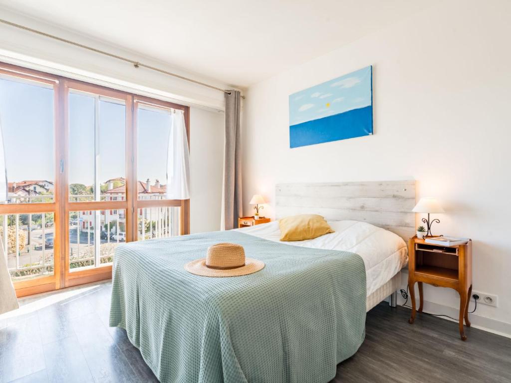 une chambre avec un lit avec un chapeau dessus dans l'établissement Apartment Clos St Martin-5 by Interhome, à Biarritz
