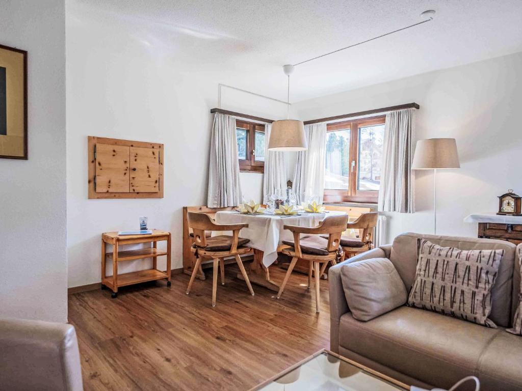 Posezení v ubytování Apartment Chesa Mulin by Interhome