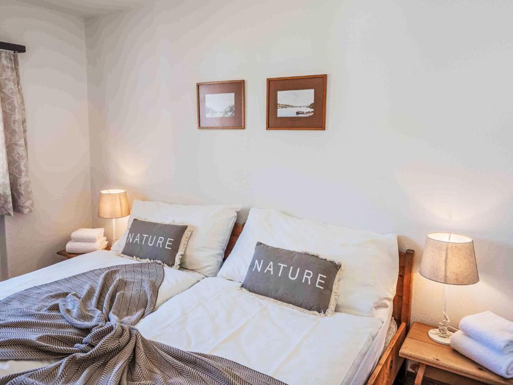 Postel nebo postele na pokoji v ubytování Apartment Chesa Mulin by Interhome