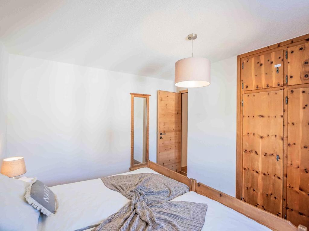 Postel nebo postele na pokoji v ubytování Apartment Chesa Mulin by Interhome