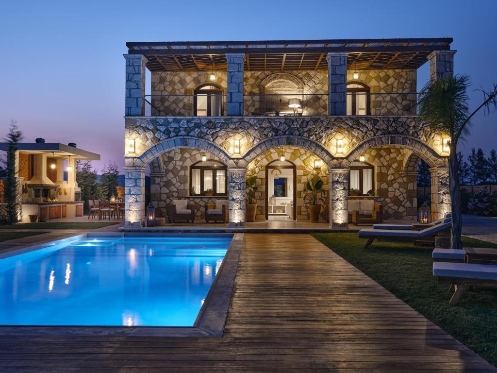 Bazén v ubytování Casa Di Pietra, a Private Retreat with Heated Pool, By ThinkVilla nebo v jeho okolí