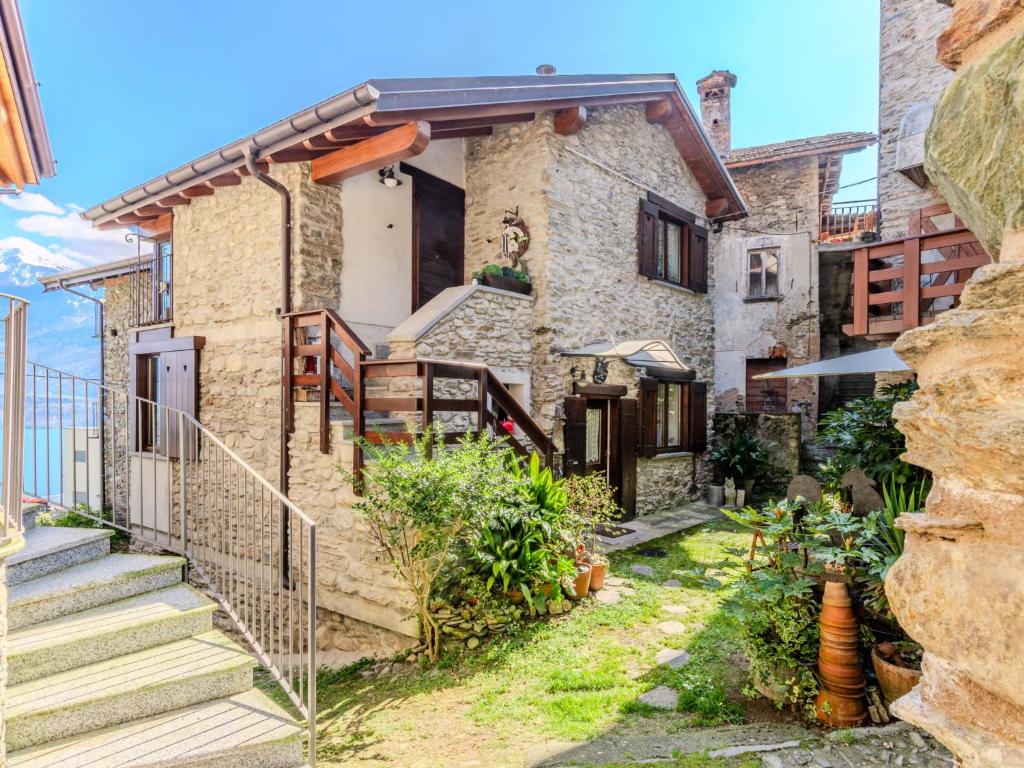 una casa de piedra con escaleras que conducen a ella en Apartment Alla Fontana by Interhome, en Domaso