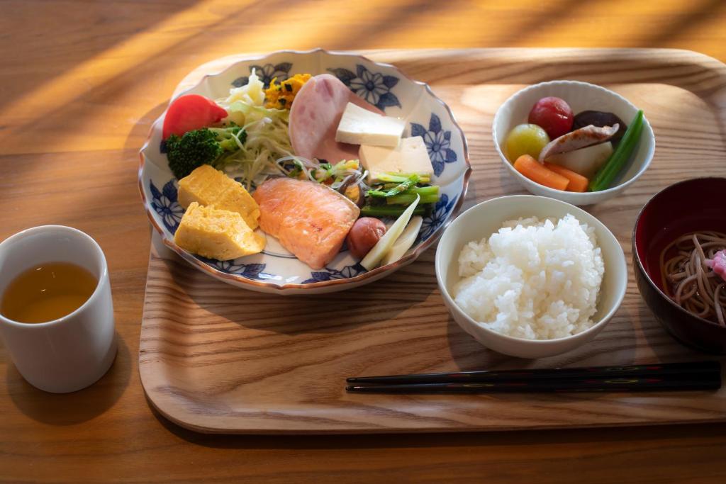 旅館の敷地内または近くでの食事または食べ物