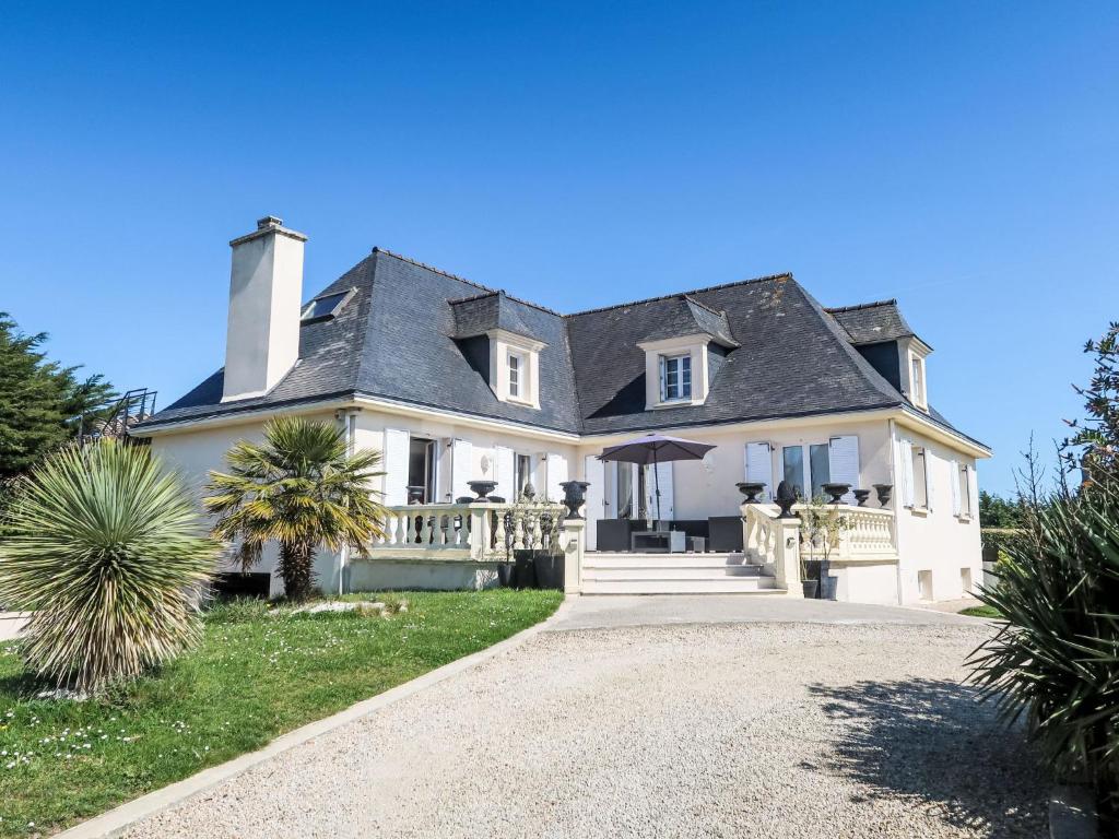 une grande maison blanche avec une allée dans l'établissement Villa La Sanaga by Interhome, à Plounéour-Trez