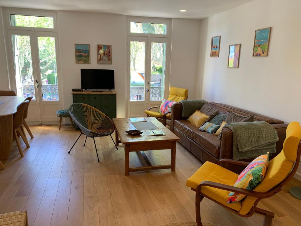 un salon avec un canapé et une table dans l'établissement DUPLEX REP 10 COEUR de COLLIOURE avec parking proche, à Collioure