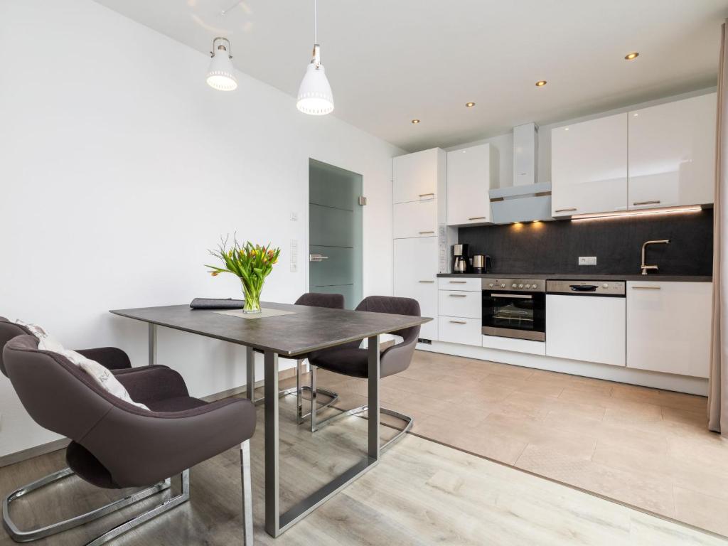 une cuisine et une salle à manger avec une table et des chaises dans l'établissement Apartment Bergblick by Interhome, à Altenmarkt im Pongau