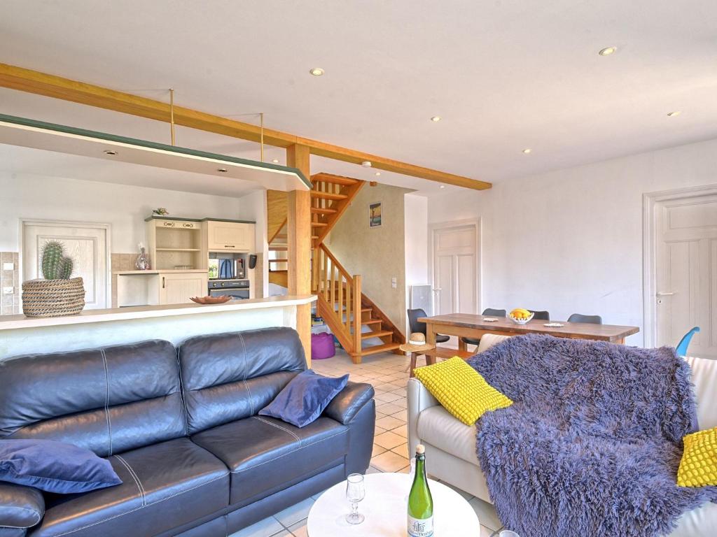 un salon avec un canapé en cuir et une cuisine dans l'établissement Holiday Home Trozoul by Interhome, à Trébeurden