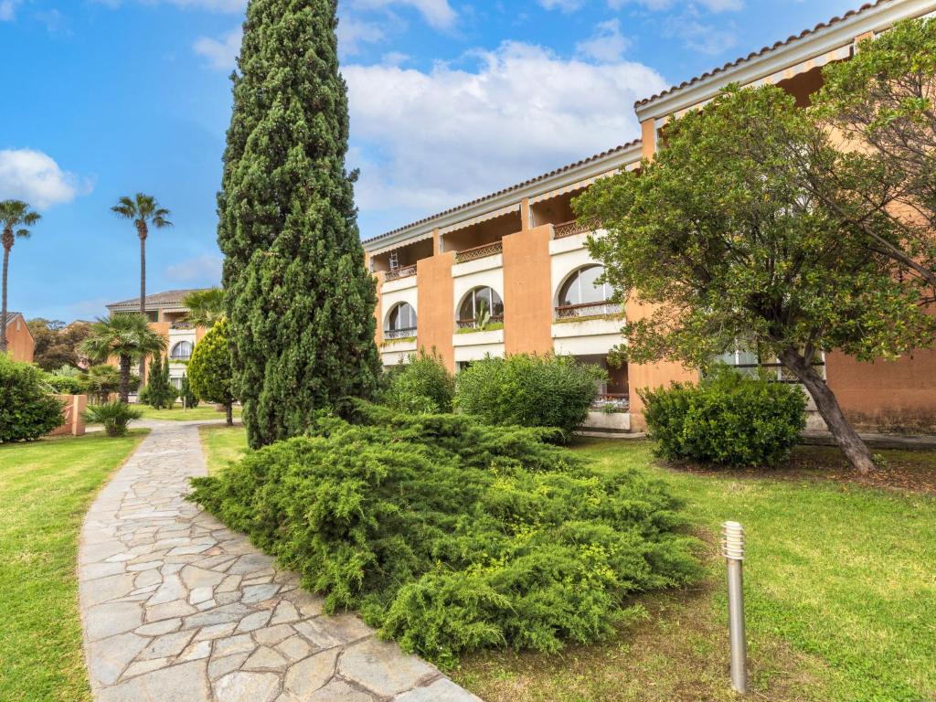 un arbre en face d'un bâtiment avec un chemin en pierre dans l'établissement Apartment Casa Antonio by Interhome, à Linguizzetta