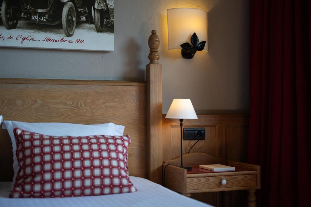 Postel nebo postele na pokoji v ubytování Hôtel Arnold