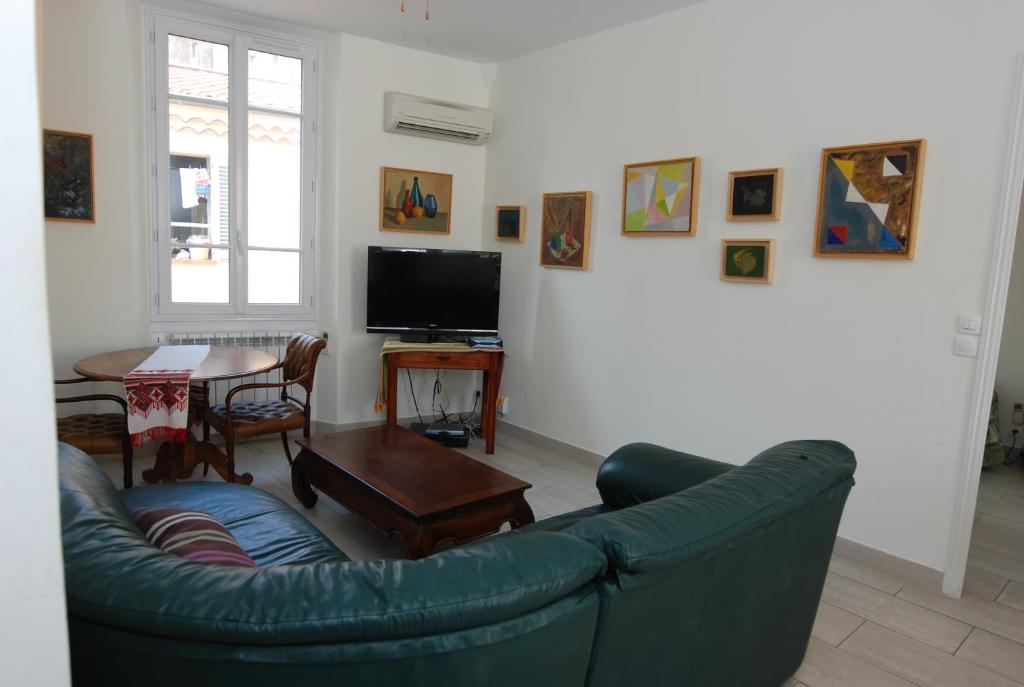 un salon avec un canapé et une table dans l'établissement Forville F4, à Cannes