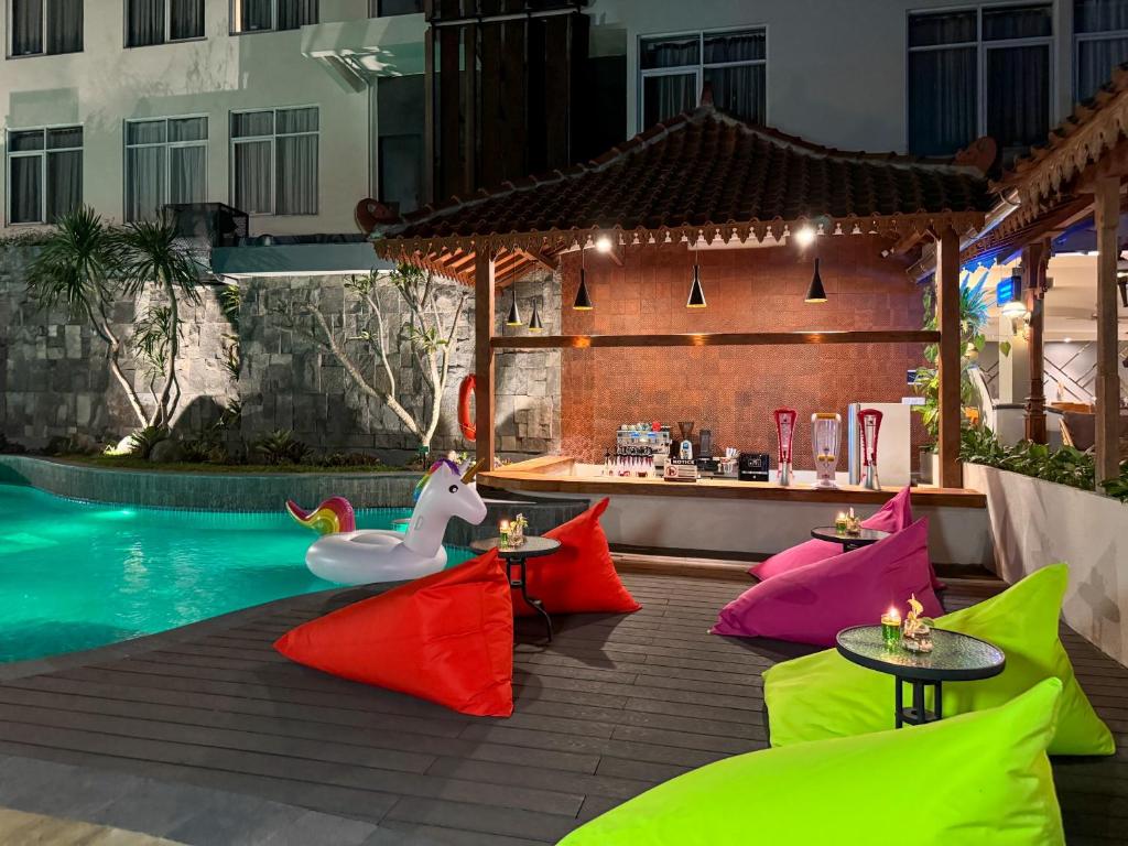 Bazén v ubytování Aveon Hotel Yogyakarta by Daphna Management nebo v jeho okolí