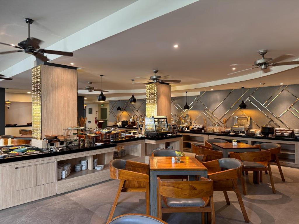 Restaurace v ubytování Aveon Hotel Yogyakarta by Daphna Management
