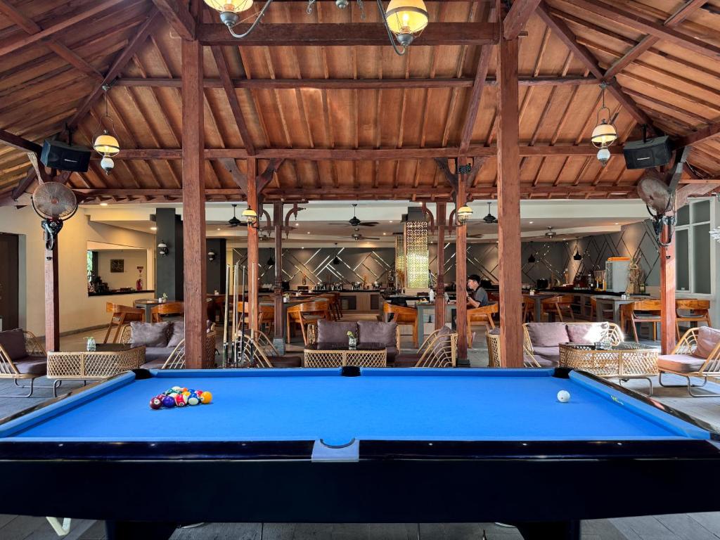 Biliár nebo kulečník v ubytování Aveon Hotel Yogyakarta by Daphna Management