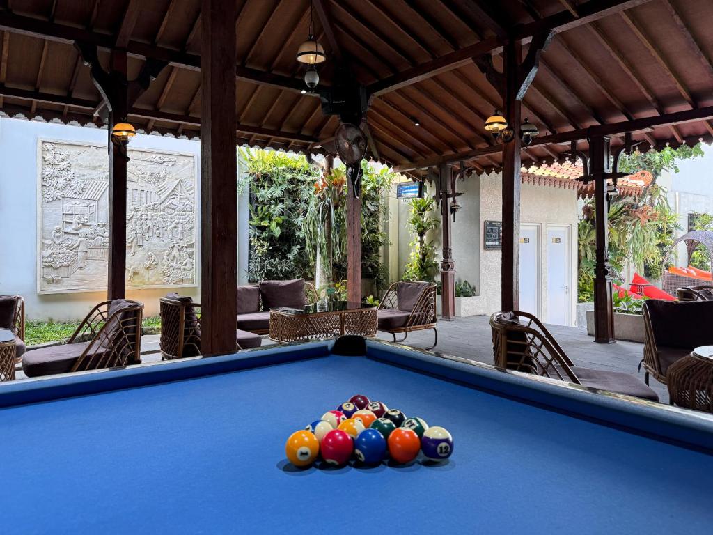 Biliár nebo kulečník v ubytování Aveon Hotel Yogyakarta by Daphna Management