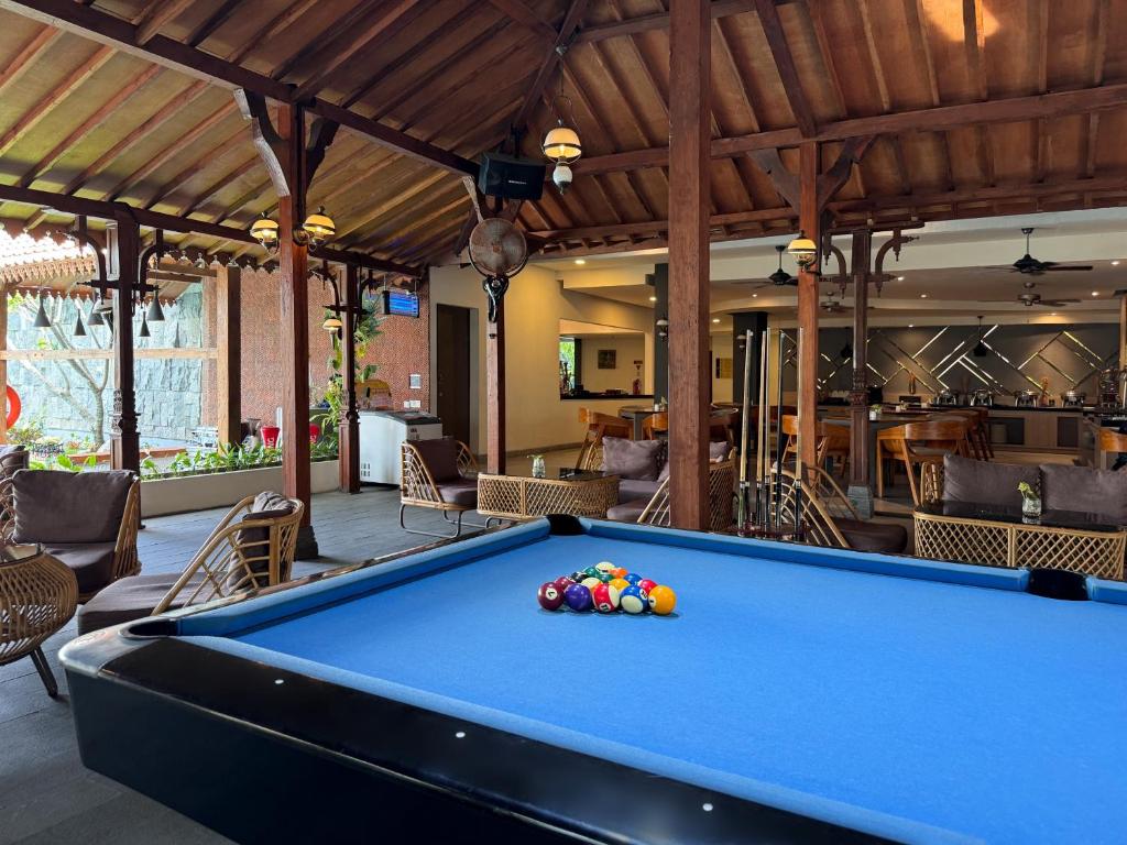 Biliár nebo kulečník v ubytování Aveon Hotel Yogyakarta by Daphna Management
