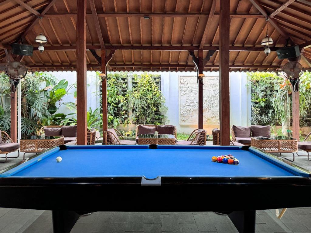 Biliár nebo kulečník v ubytování Aveon Hotel Yogyakarta by Daphna Management