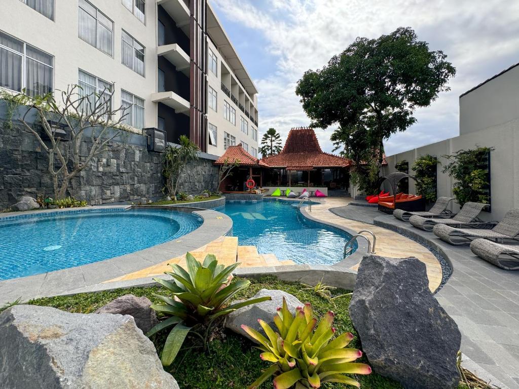 Bazén v ubytování Aveon Hotel Yogyakarta by Daphna Management nebo v jeho okolí