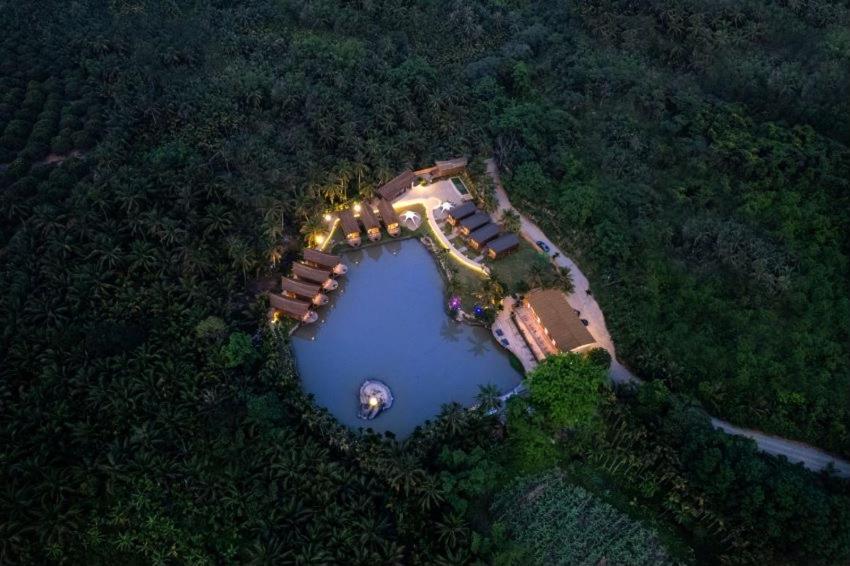 an overhead view of a house next to a lake at penida in Tianxin