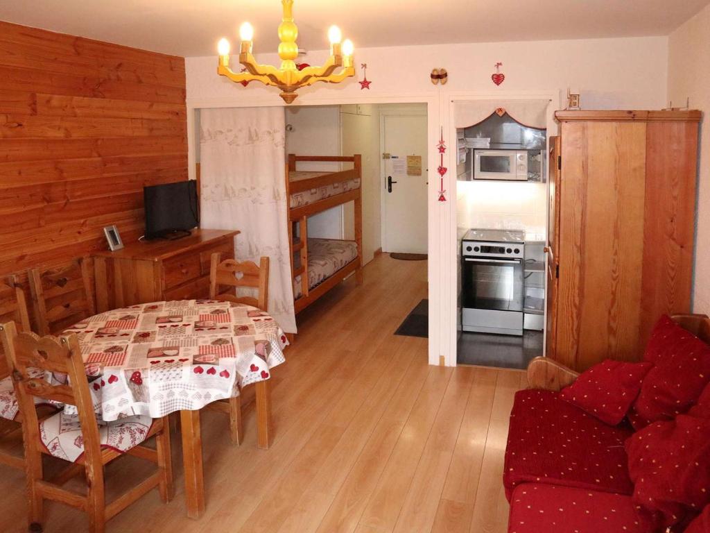 un salon avec une table de salle à manger et une cuisine dans l'établissement Studio rénové pour 4, accès skis aux pieds, Les Orres - FR-1-322-51, aux Orres