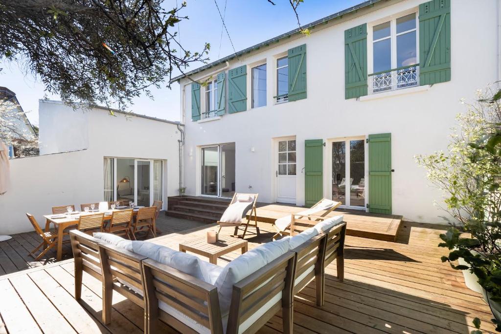 une terrasse avec des chaises et des tables sur une maison dans l'établissement Havre de paix à 2 pas du Port - Maison Le Croisic, au Croisic