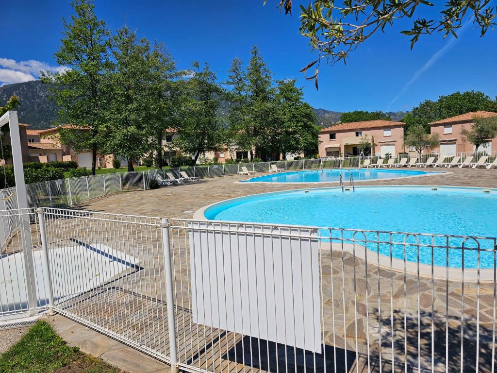 une piscine entourée d'une clôture dans l'établissement Villa 7 personnes résidence Mélody, à Santa-Maria-Poggio